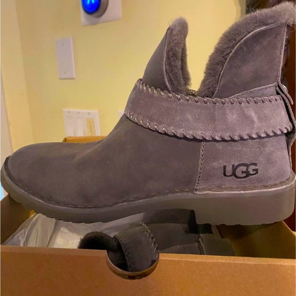NWT UGG McKay boots size 8